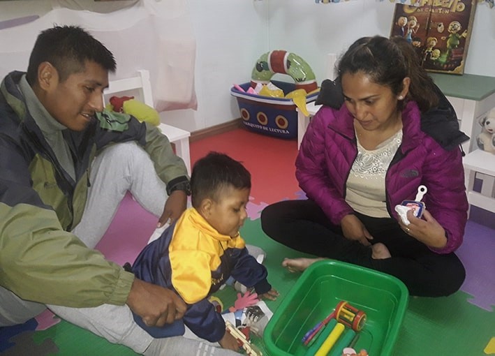 Photo of Una familia involucrando a su hijo en actividades en la Bebeteca